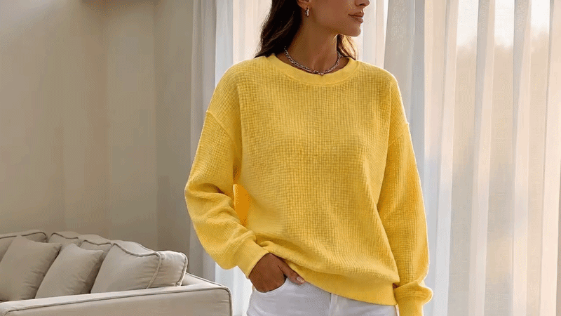 Suggested image: side and three-quarter views showing the relaxed drape, sleeves and movement of the crewneck sweatshirt